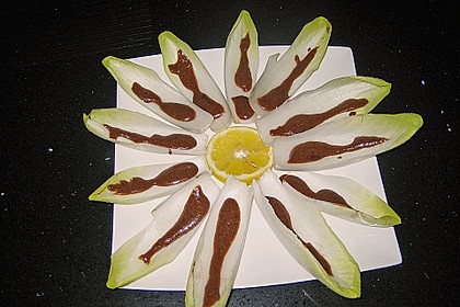 Chicoreeschiffchen mit s&uuml;&szlig;er Senf-Balsamico So&szlig;e