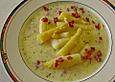 Spargelcremesuppe mit Fr&uuml;hlingszwiebeln und Schinkenw&uuml;rfeln
