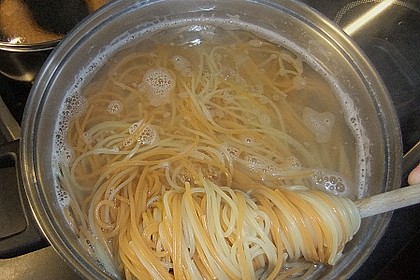 Zweierlei Spaghetti mit B&auml;rlauchpaste 1