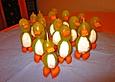 Kleine Pinguine mit Traubenfrack und Karottenf&uuml;&szlig;chen