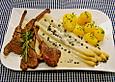 Spargel mit Lammkoteletts und Gorgonzola-Sauce