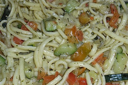 Zucchini-Paprika Nudeln 9