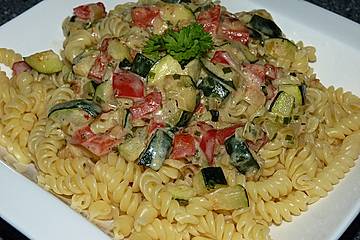 Zucchini-Paprika Nudeln