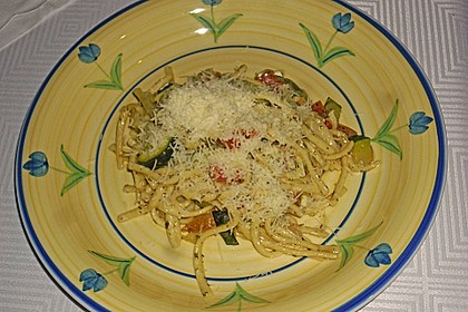 Zucchini-Paprika Nudeln 8