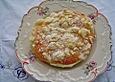 Hefe-Streuselteilchen mit Pudding  und Sahne