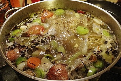Rinderbr&uuml;he aus Knochen, Fleisch und Ochsenschwanz 1