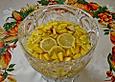 Sangria mit Wei&szlig;wein, Pfirsichen und Pflaumen