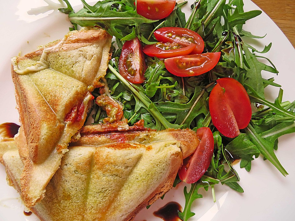 Tomaten-Mozzarella-Sandwich mit Basilikumpesto (Rezept mit Bild ...