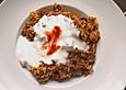 Hack-Auberginenpfanne mit kalter Knoblauchjoghurtsauce