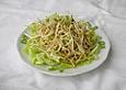 Sojasprossensalat mit Erdnusssauce