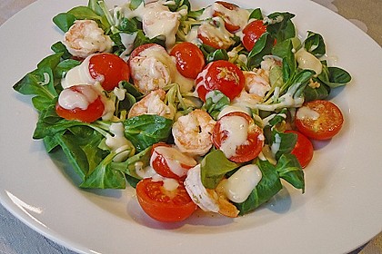 Feldsalat mit Garnelen und Tomaten 2