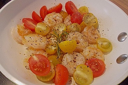 Feldsalat mit Garnelen und Tomaten 16