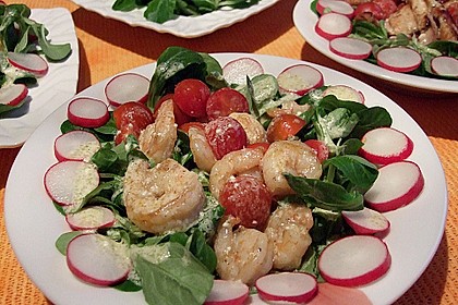 Feldsalat mit Garnelen und Tomaten 15