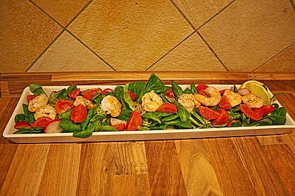 Feldsalat mit Garnelen und Tomaten 3