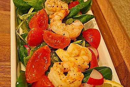 Feldsalat mit Garnelen und Tomaten 4