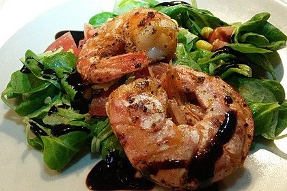 Feldsalat mit Garnelen und Tomaten 9