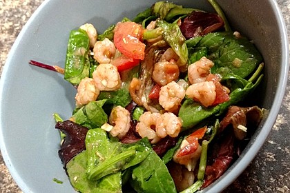 Feldsalat mit Garnelen und Tomaten 13