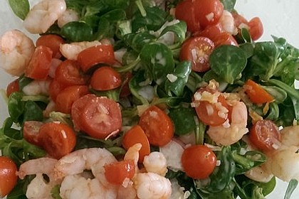 Feldsalat mit Garnelen und Tomaten