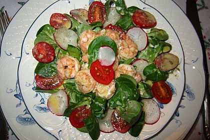 Feldsalat mit Garnelen und Tomaten 5