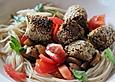 Sesam-Tofuw&uuml;rfel mit sautierten Pilzen auf Nudelsalat