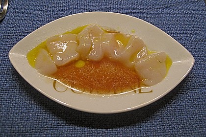 Sashimi von Jakobsmuscheln mit Gew&uuml;rz&ouml;l und Ponzu Sauce