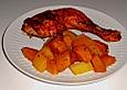 K&uuml;rbis, Kartoffeln und H&auml;hnchenschenkel aus dem Backofen