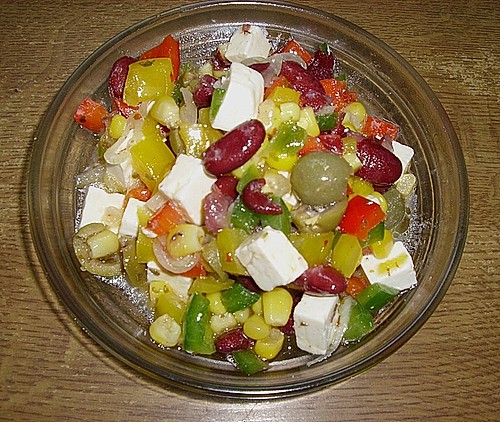 Bunter Salat mit Paprika, Oliven und Schafskäse (Rezept mit Bild ...