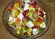 Bunter Salat mit Paprika, Oliven und Schafsk&auml;se