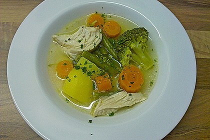 H&uuml;hnersuppe mit Gem&uuml;seeinlage