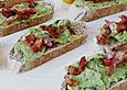 Crostini mit Erbsenp&uuml;ree
