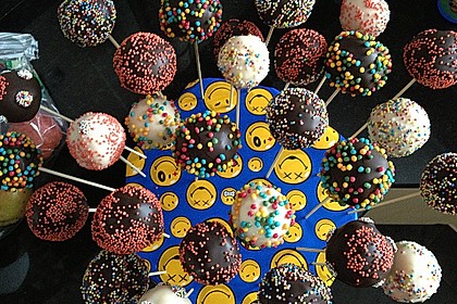 Chocolate Cupcake Cake Pops 28