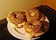 Fr&uuml;hst&uuml;cks Sesam-Bagel mit Frischk&auml;sedip und warmen Putenstreifen