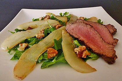 Rucolasalat mit Rindersteak, Birnen und Waln&uuml;ssen