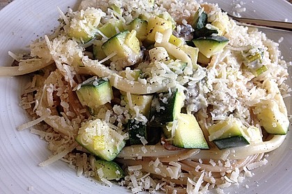 Die berühmten Zucchini-Frischkäse-Nudeln
