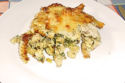Nudelauflauf mit Gorgonzolasoße, Blattspinat und Lachs 8