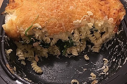 Nudelauflauf mit Gorgonzolasoße, Blattspinat und Lachs 3