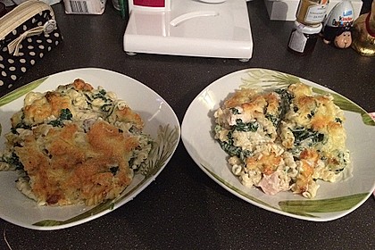 Nudelauflauf mit Gorgonzolasoße, Blattspinat und Lachs 4