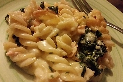 Nudelauflauf mit Gorgonzolasoße, Blattspinat und Lachs 5
