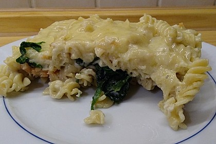 Nudelauflauf mit Gorgonzolasoße, Blattspinat und Lachs 6