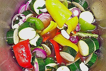 Paprika Zucchini s&uuml;&szlig;-sauer mit Apfelsaft 1