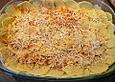 Scharfe Schenkel auf Kartoffel-Brokkoli-Gratin