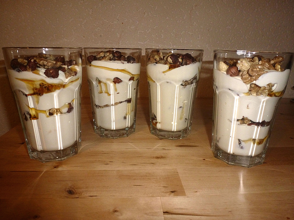 Joghurt mit Honig und Nüssen (Rezept mit Bild) von sweeterassugar ...