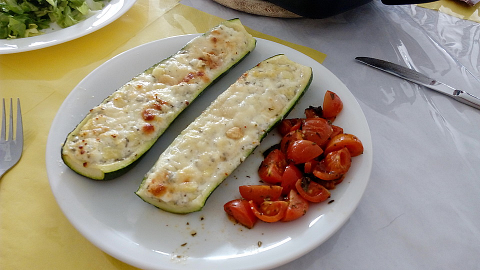 Gefüllte Zucchini mit Ziegenkäse-Salbei-Honig Füllung (Rezept mit Bild ...