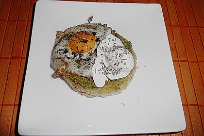Variationen vom Wachtelei auf gebratenem Pestotoast 2