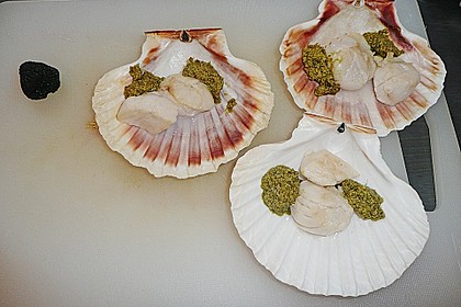 Jakobsmuschel an B&auml;rlauchpesto mit Tr&uuml;ffel und Parmesan
