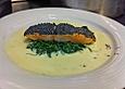 Lachs in blauer Mohnkruste auf Blattspinat an Champagnerschaum