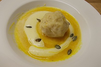 Schaums&uuml;ppchen vom K&uuml;rbis mit Kartoffelb&auml;llchen