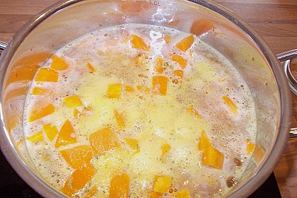 Schaums&uuml;ppchen vom K&uuml;rbis mit Kartoffelb&auml;llchen 1