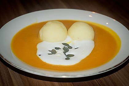 Schaums&uuml;ppchen vom K&uuml;rbis mit Kartoffelb&auml;llchen 2