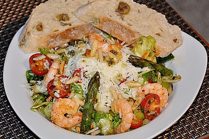Salat mit gr&uuml;nem Spargel, Garnelen und Parmesan